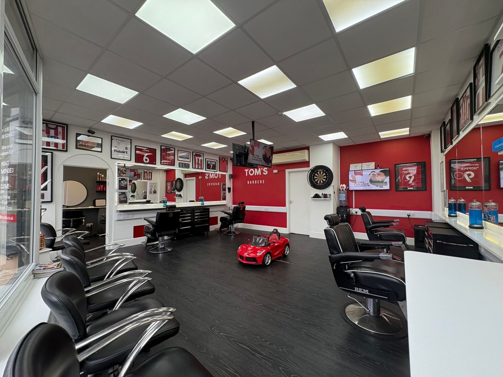 Best barbers in Lincoln at Tom's Barbershop